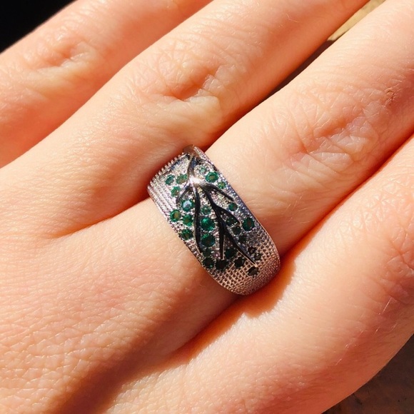 Jewelry - NWOT 925 sterling silver green tree ring